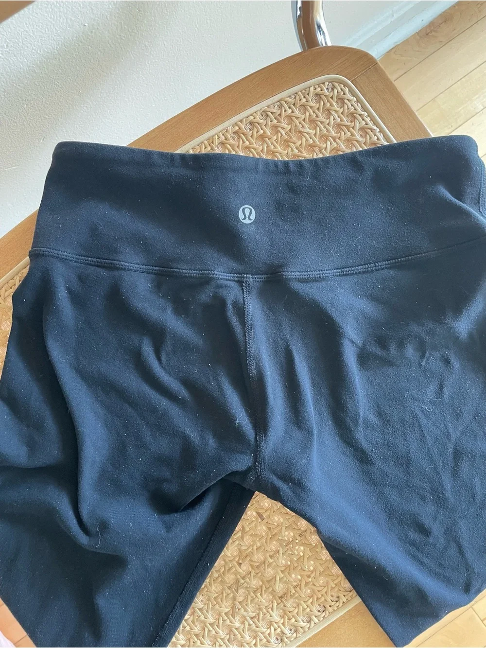 lululemon athletica Black Cropped Capri Leggings SIZE 6